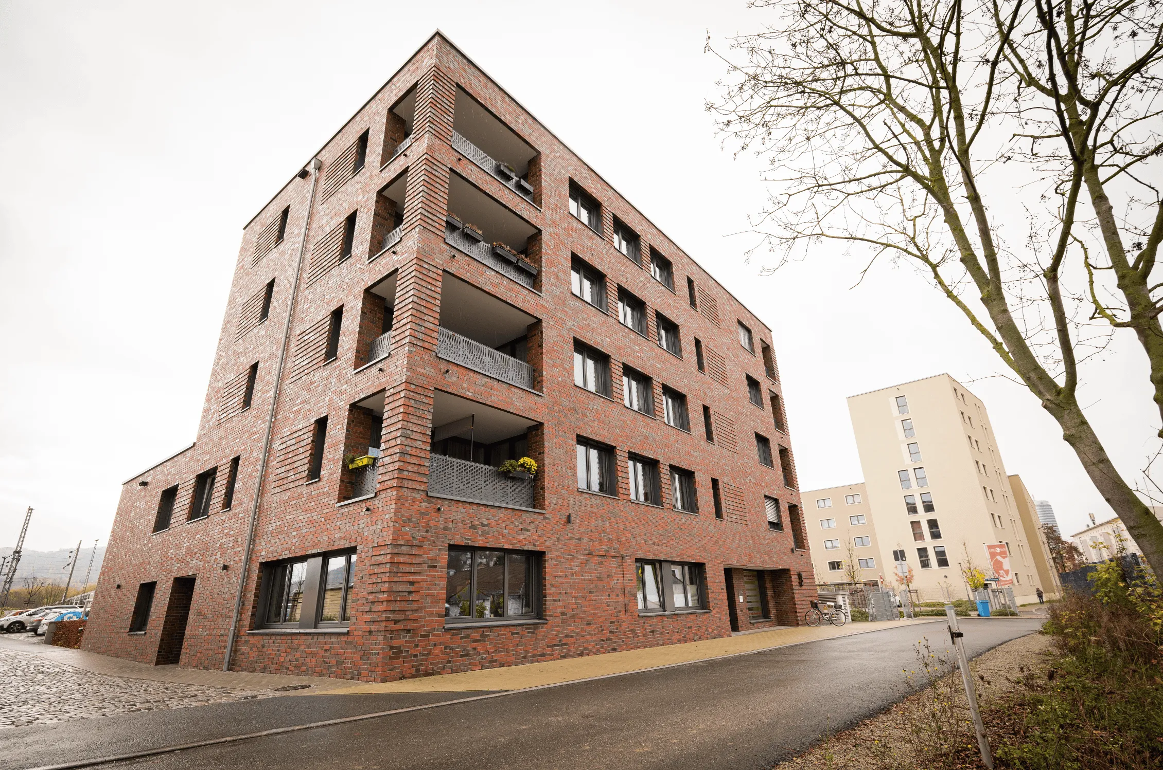 Moderner Neubau aus rotem Klinker mit Loggien und Balkonen, Standort von Silenza Pflege in Jena